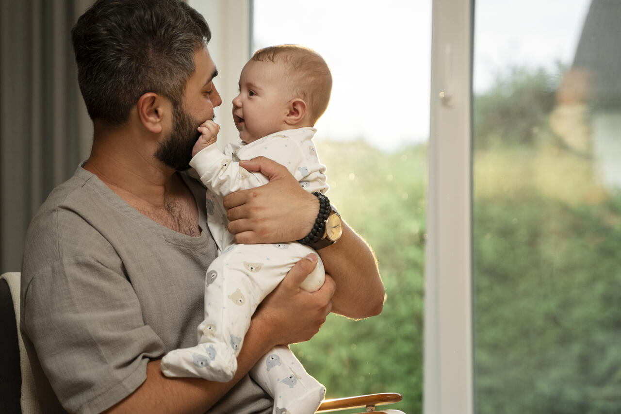 O bebê pode reconhecer e se acalmar com a voz do pai